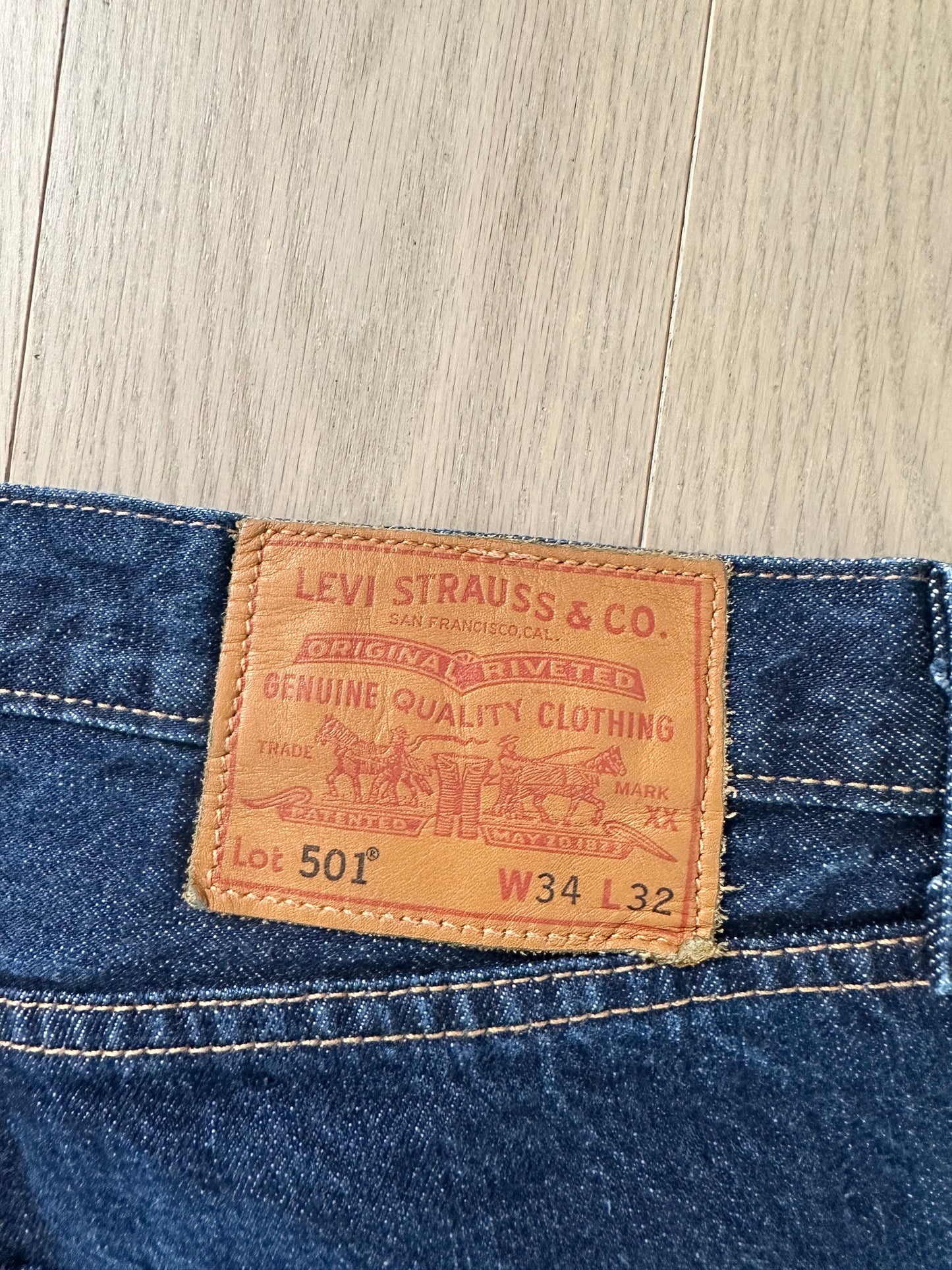 LEVIS // Dark Blue Jeans